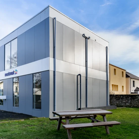 Vue générale de l’agence commerciale modulaire Matmut sur deux niveaux à Chennevières-sur-Marne