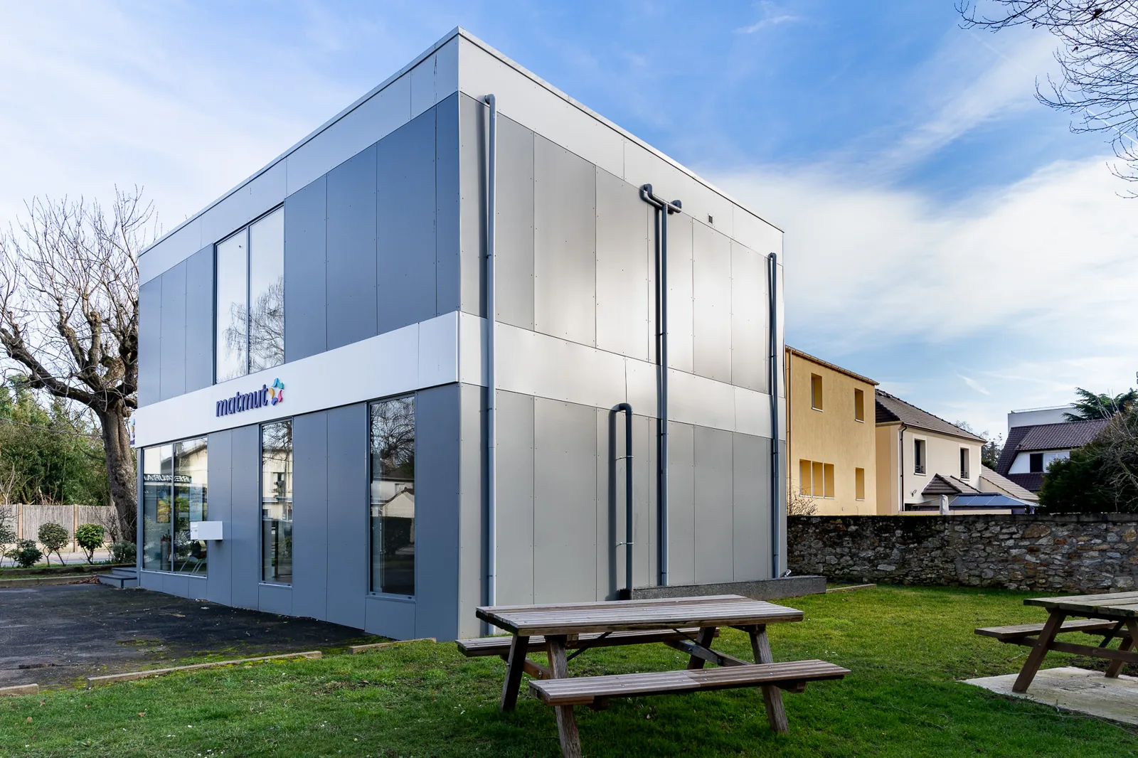 Vue générale de l’agence commerciale modulaire Matmut sur deux niveaux à Chennevières-sur-Marne