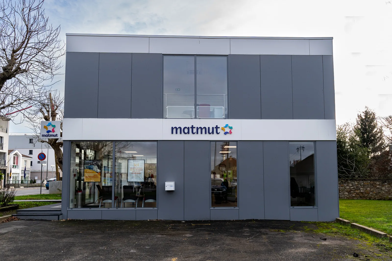 Façade principale grise et vitrée de l’agence Matmut à Chennevières-sur-Marne