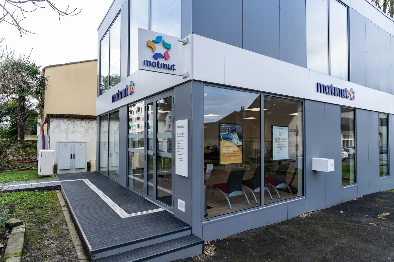 Entrée vitrée et rampe d’accès de l’agence modulaire Matmut à Chennevières-sur-Marne