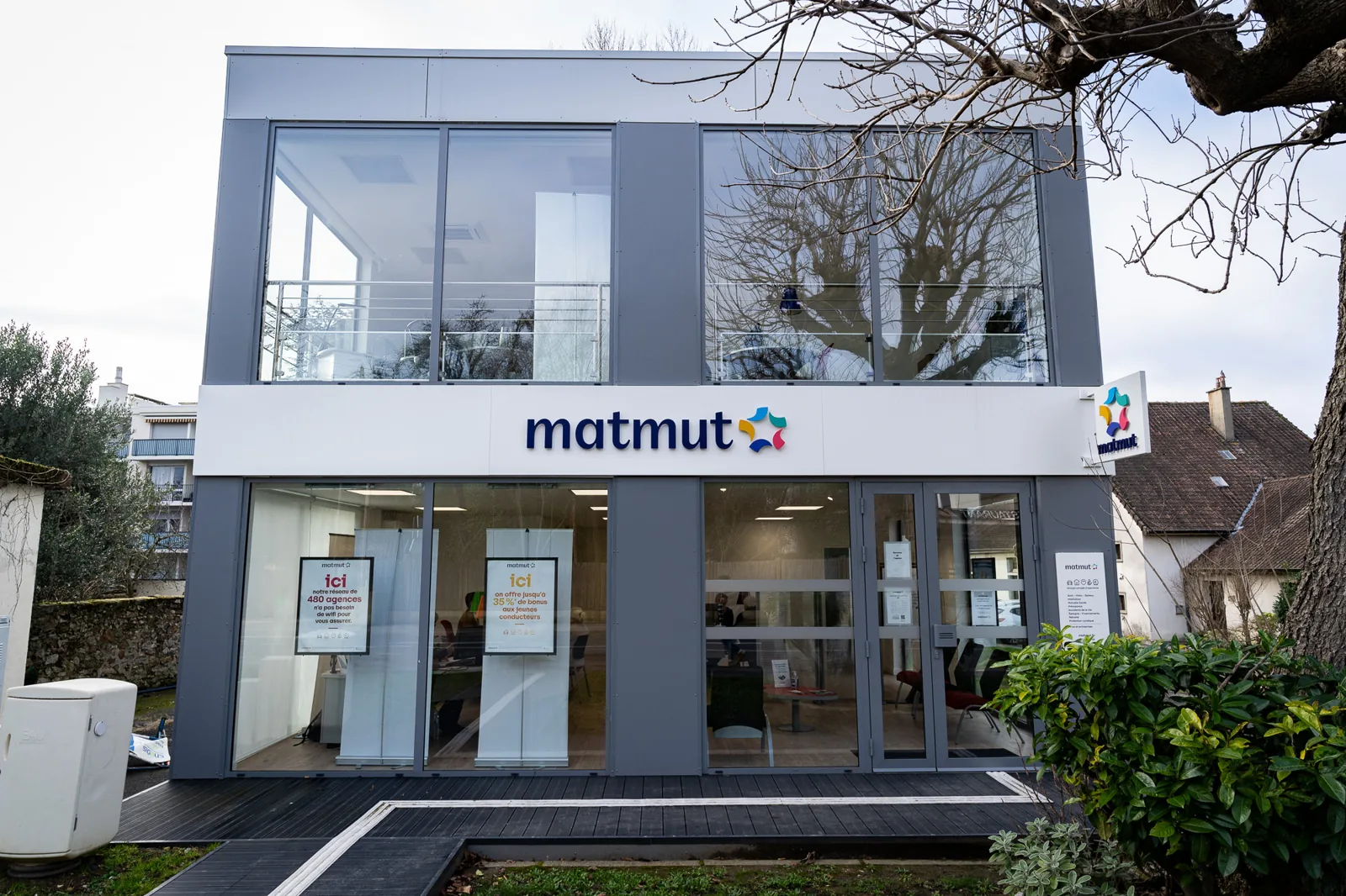 Façade de l’agence Matmut avec baies vitrées au rez-de-chaussée et à l’étage