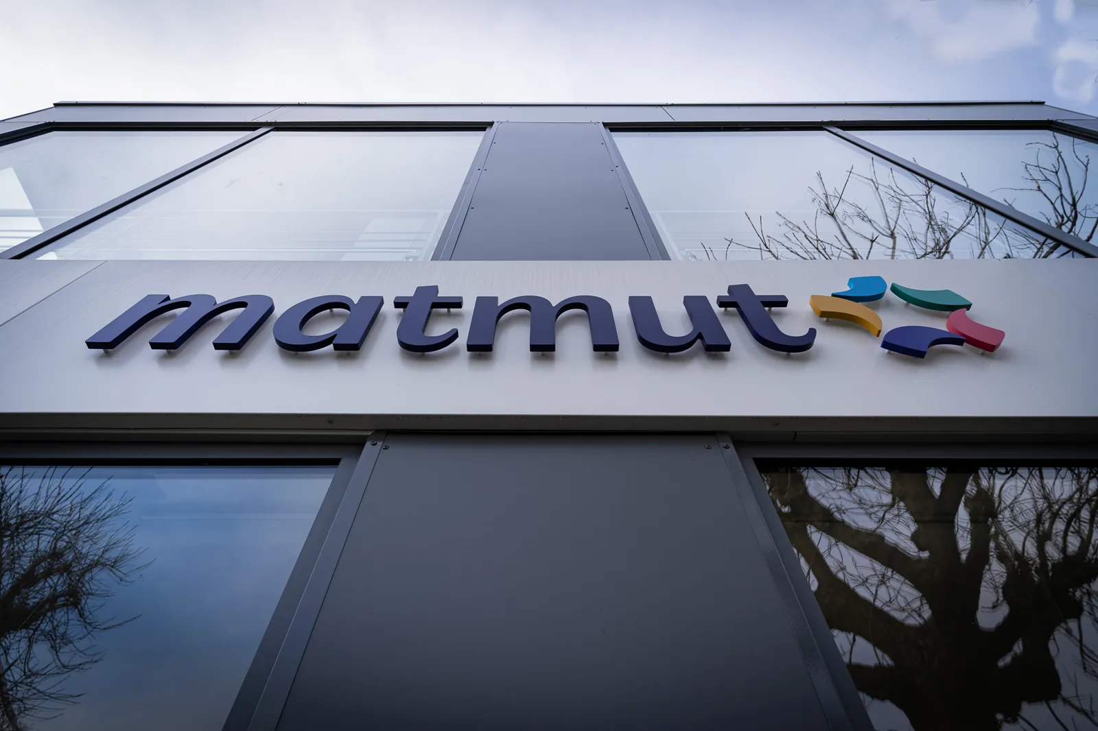 Détail de l’enseigne Matmut sur la façade de l’agence commerciale modulaire