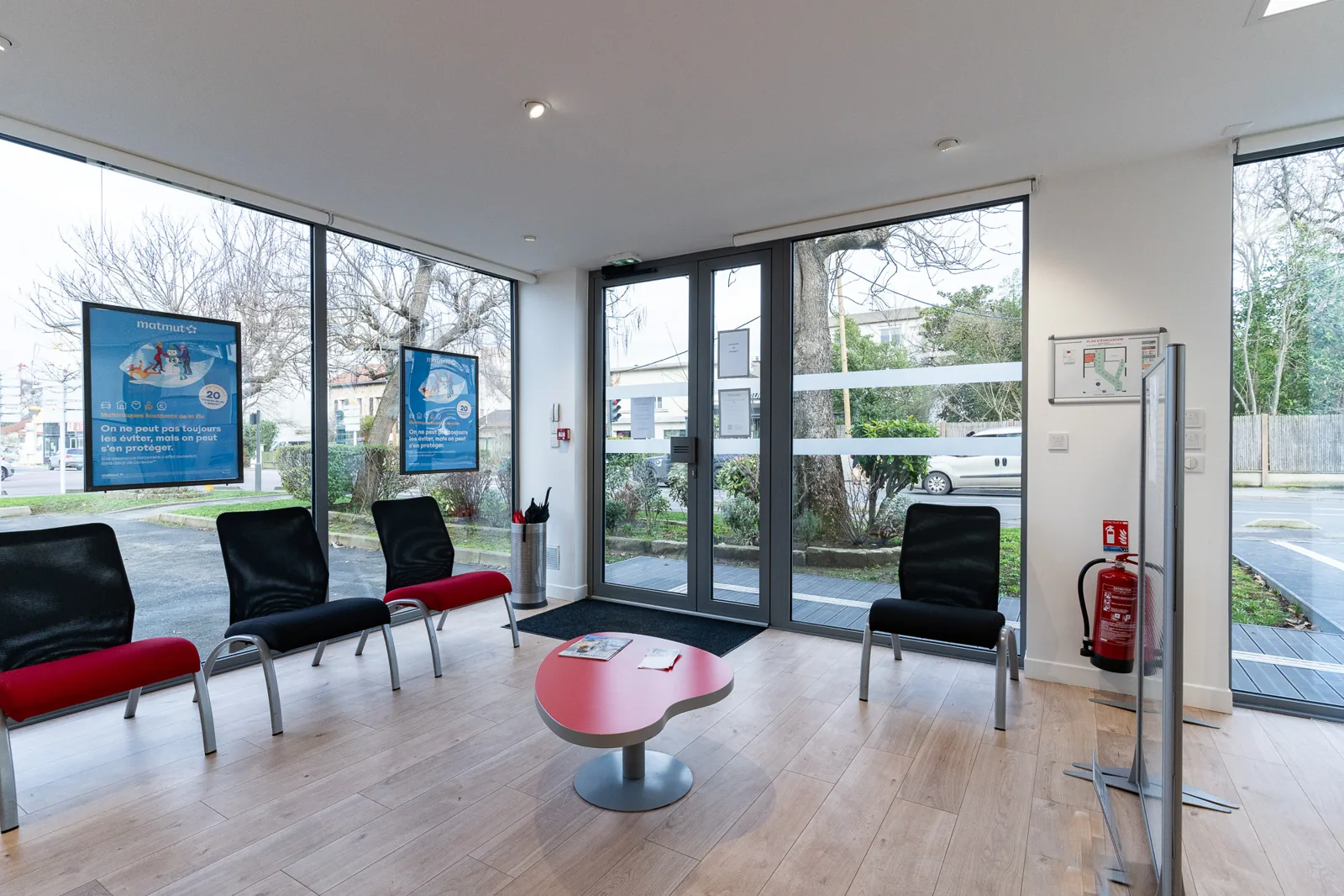 Salle d’attente de l’agence Matmut avec sièges et baies vitrées à Chennevières-sur-Marne
