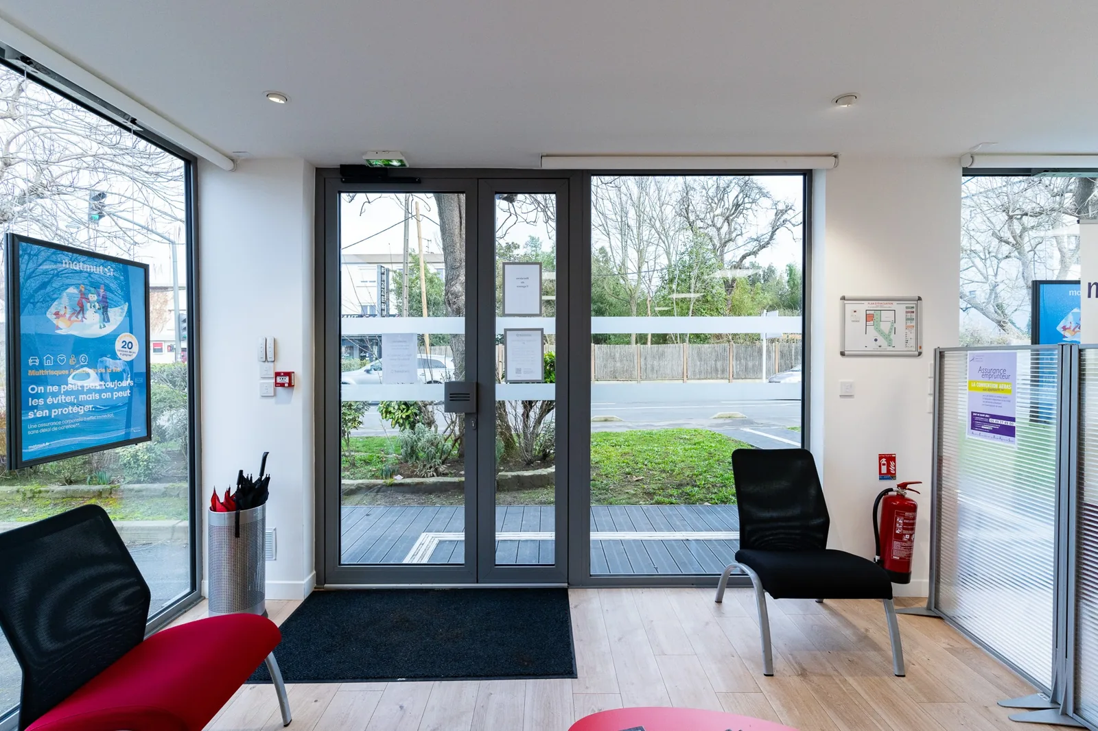 Porte d’entrée vitrée de l’agence Matmut vue depuis l’espace d’accueil