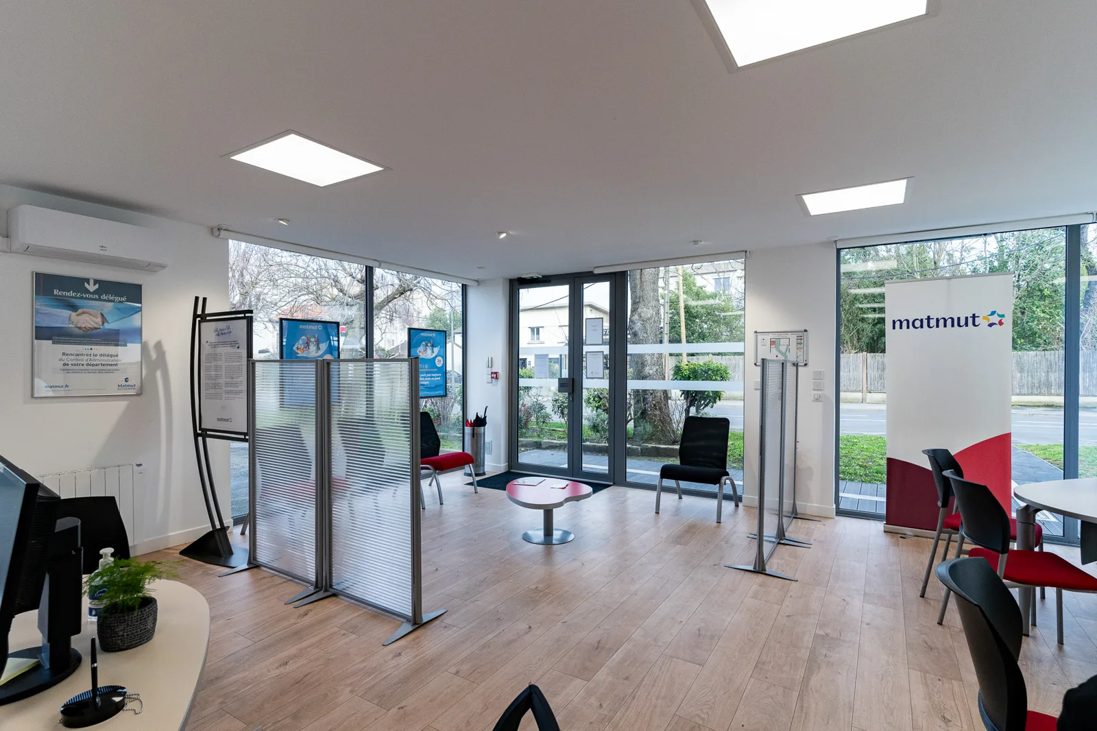 Espace d’accueil et postes de conseil de l’agence modulaire Matmut à Chennevières-sur-Marne