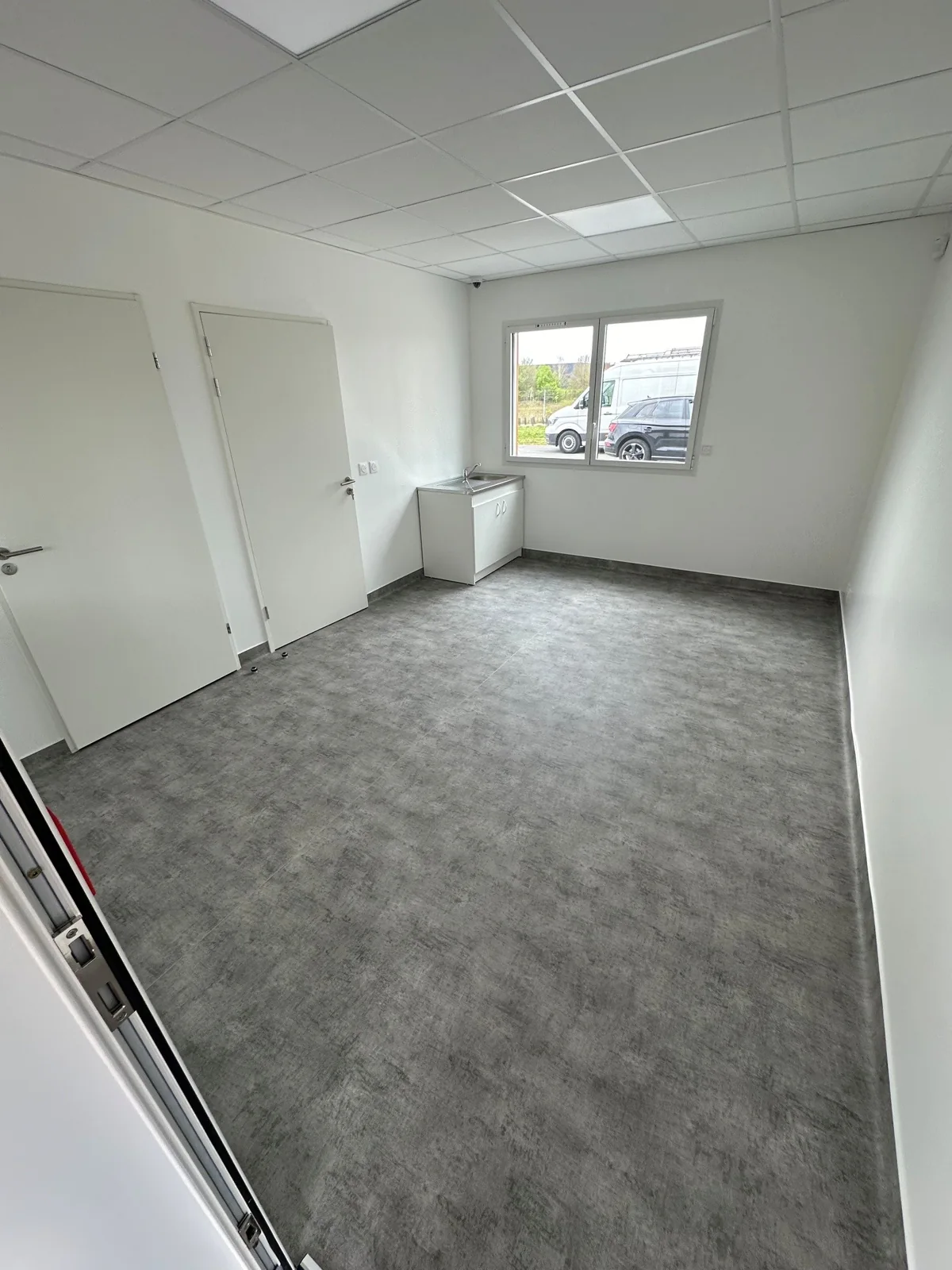 Pièce intérieure du bâtiment modulaire du cimetière de Lieusaint avec plafond suspendu