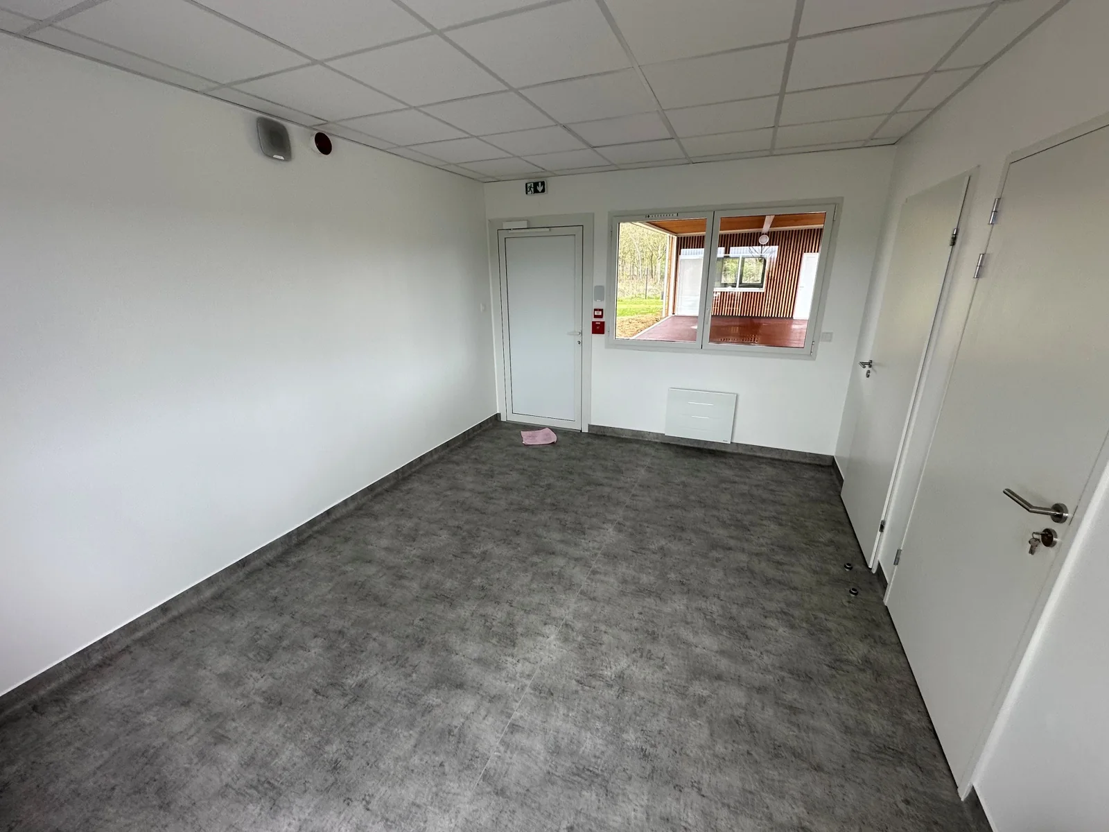 Espace intérieur avec accès extérieur du bâtiment d’accueil du cimetière de Lieusaint