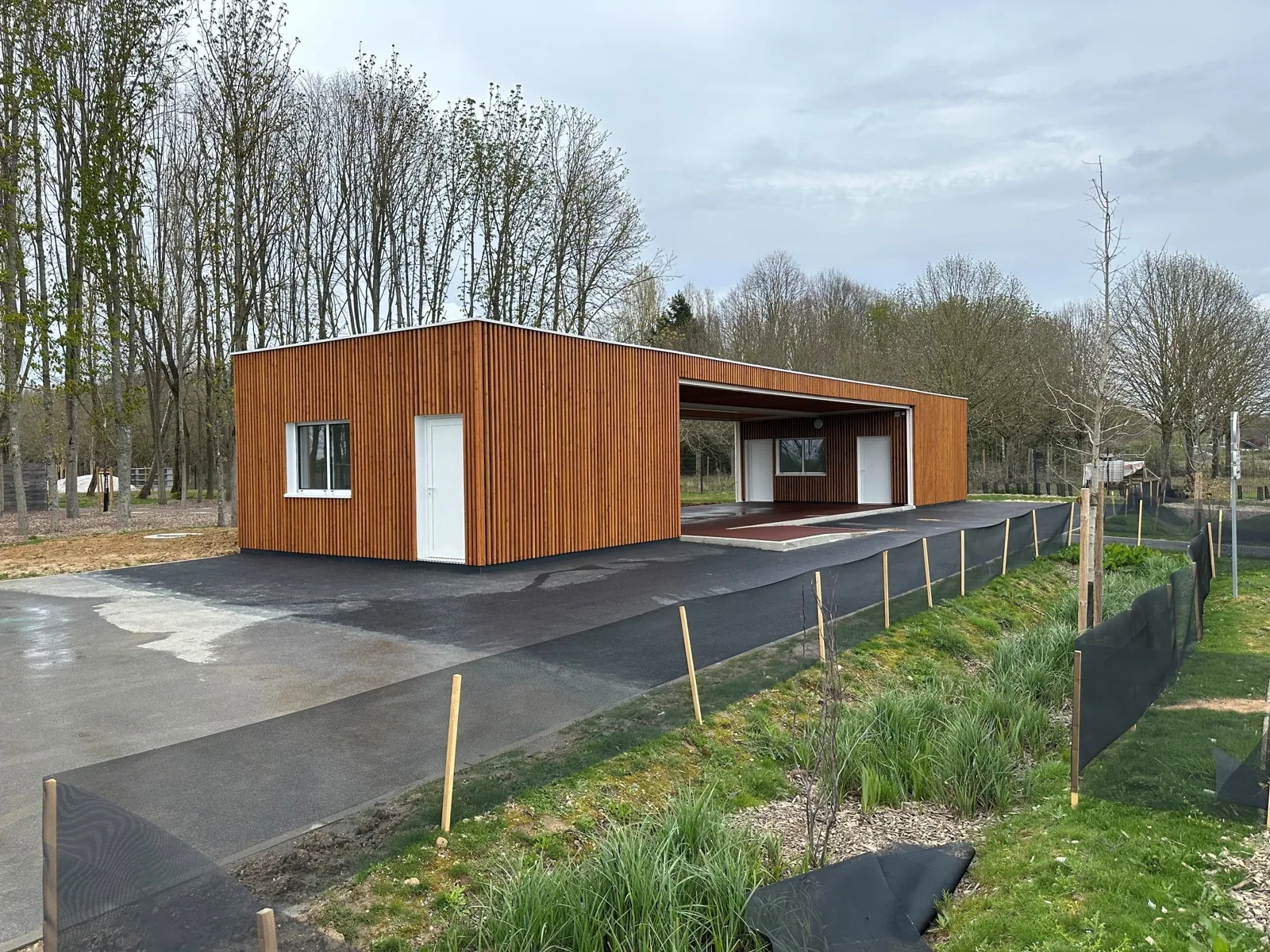 Vue d’ensemble des bâtiments modulaires et de l’auvent du nouveau cimetière de Lieusaint