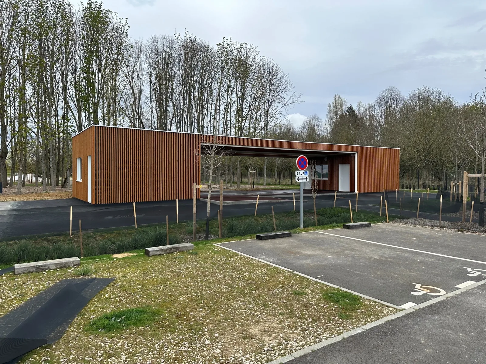 Bâtiment d’accueil et auvent du cimetière de Lieusaint vus depuis les accès extérieurs