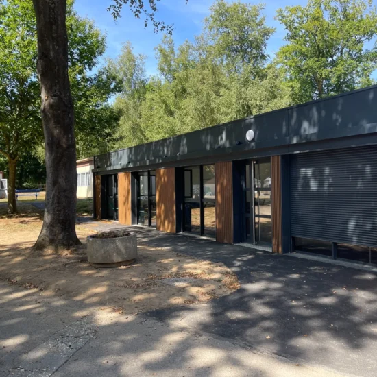 Façade du centre de loisirs modulaire de Bolbec avec bardage aspect bois, portes et fenêtres