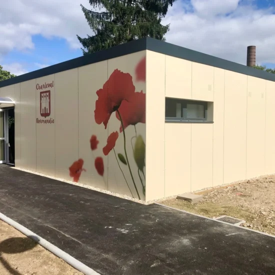 Bâtiment d’activités modulaire de plain-pied à Charleval avec façades décorées de coquelicots