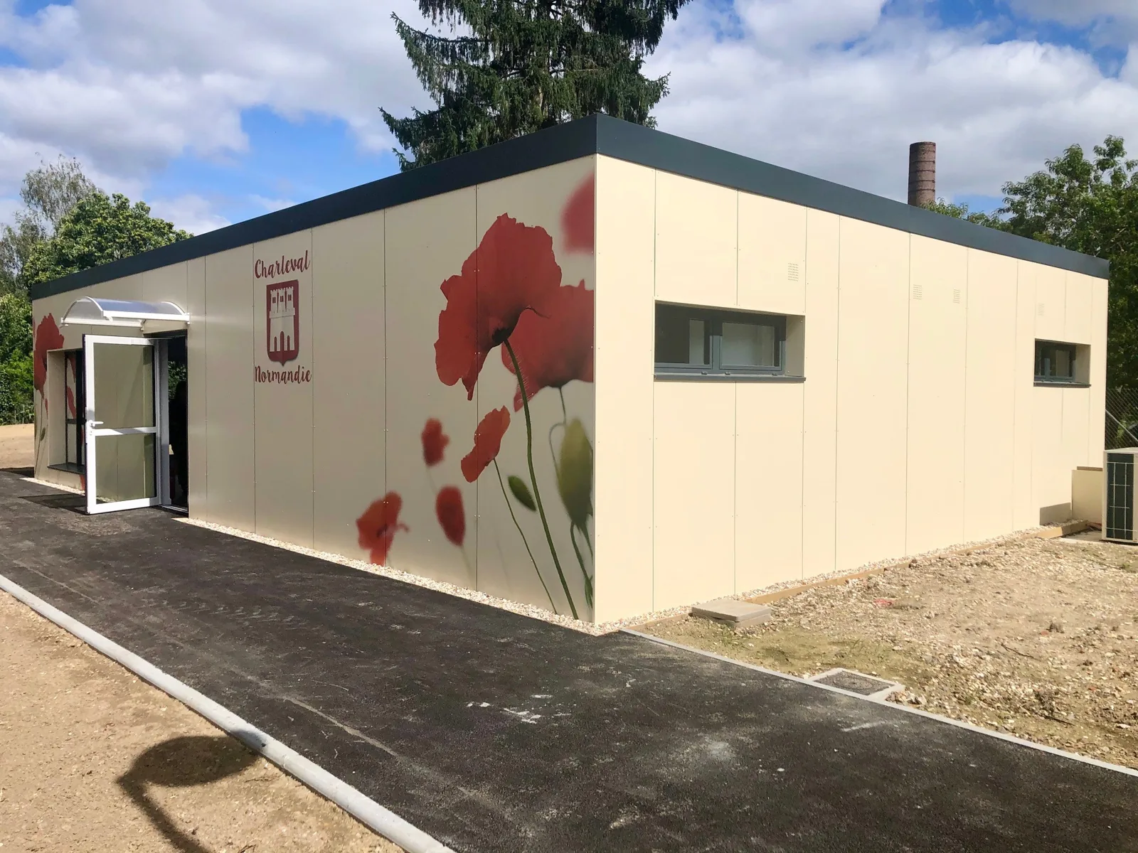 Bâtiment d’activités modulaire de plain-pied à Charleval avec façades décorées de coquelicots