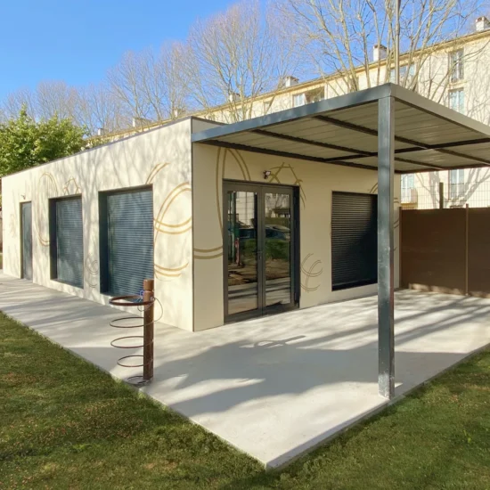 Façade du club des boulistes modulaire de Villejuif avec auvent et terrasse