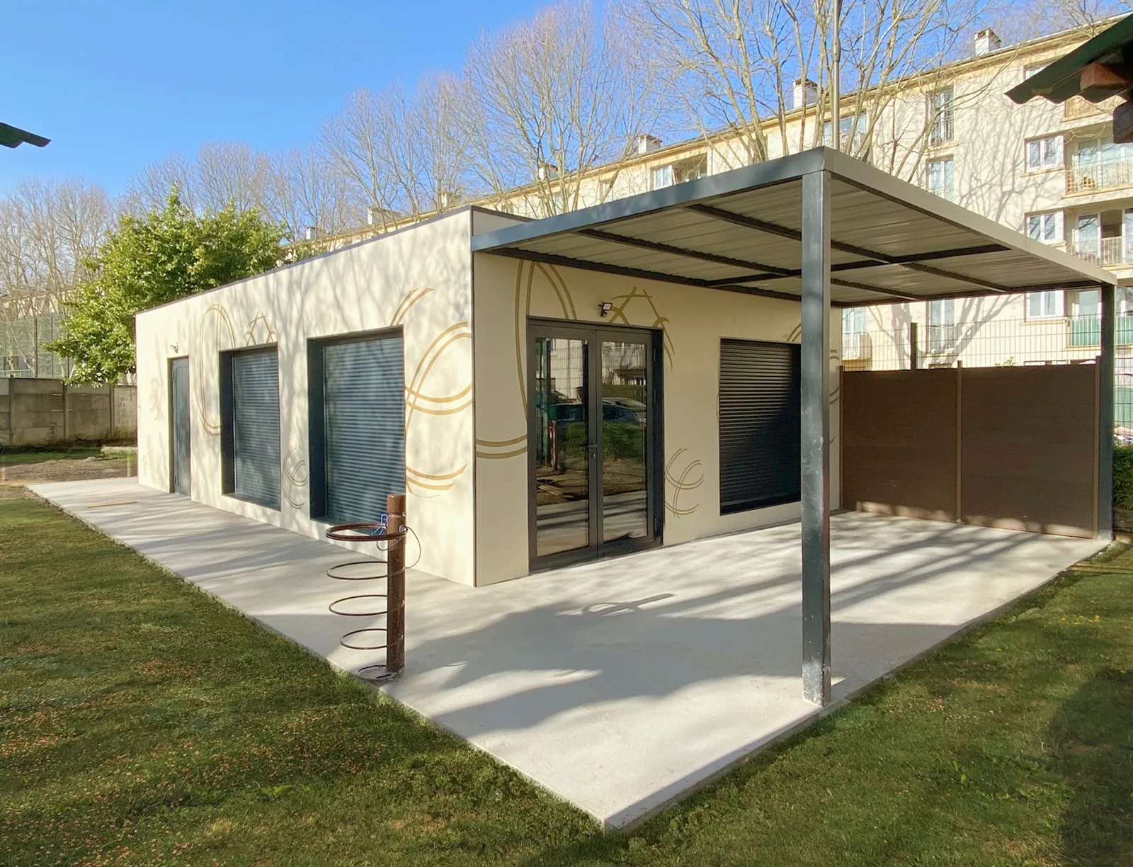 Façade du club des boulistes modulaire de Villejuif avec auvent et terrasse