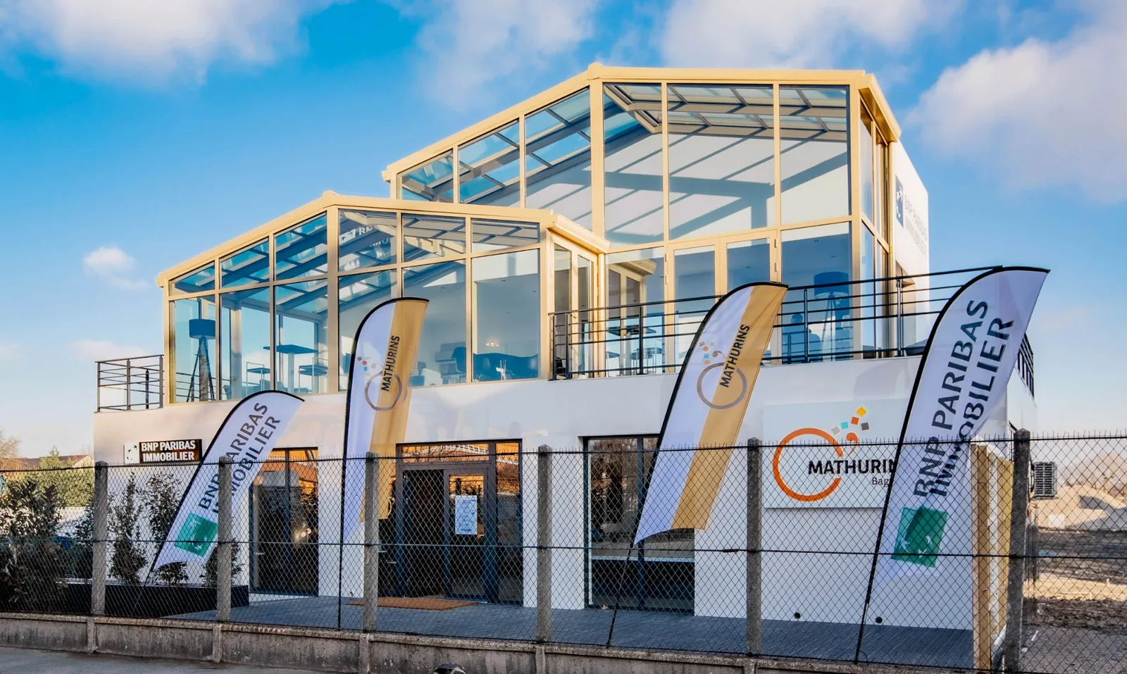 Bureau de vente modulaire BNP Paribas Immobilier à Bagneux avec façades vitrées sur deux niveaux