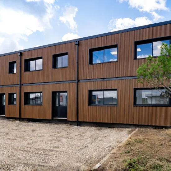 Façade des bureaux modulaires Leaseway sur deux niveaux avec bardage bois à Orgeval