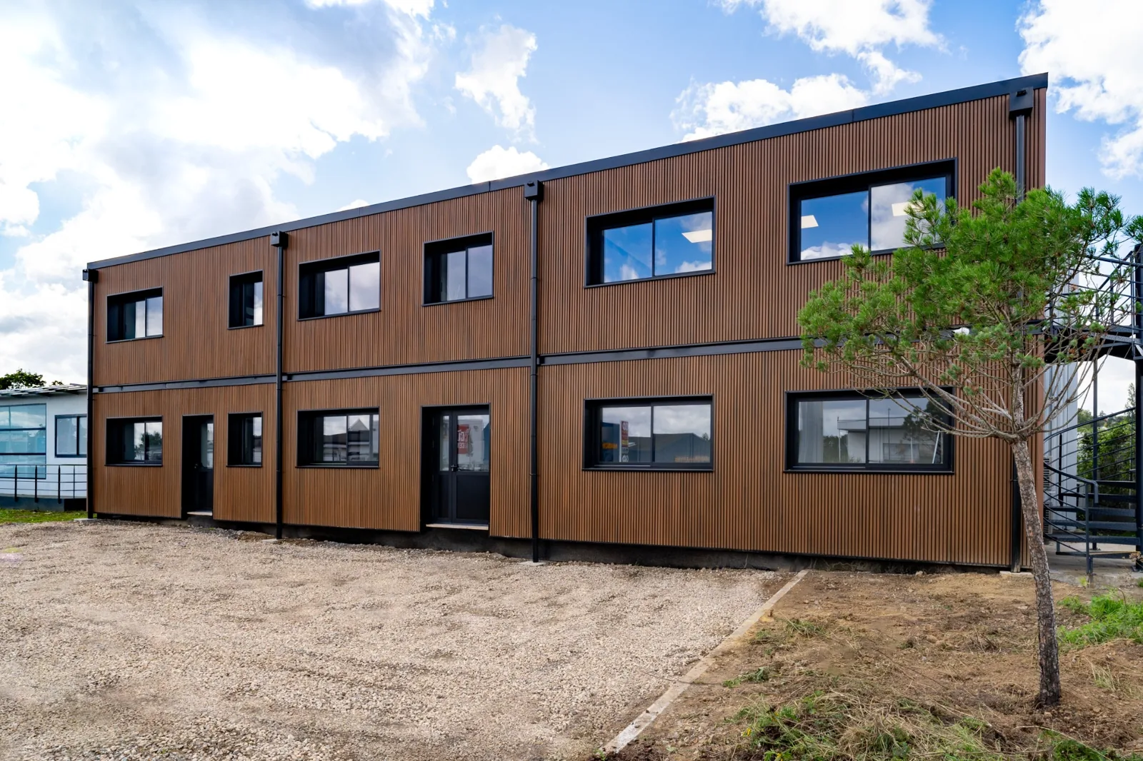 Façade des bureaux modulaires Leaseway sur deux niveaux avec bardage bois à Orgeval