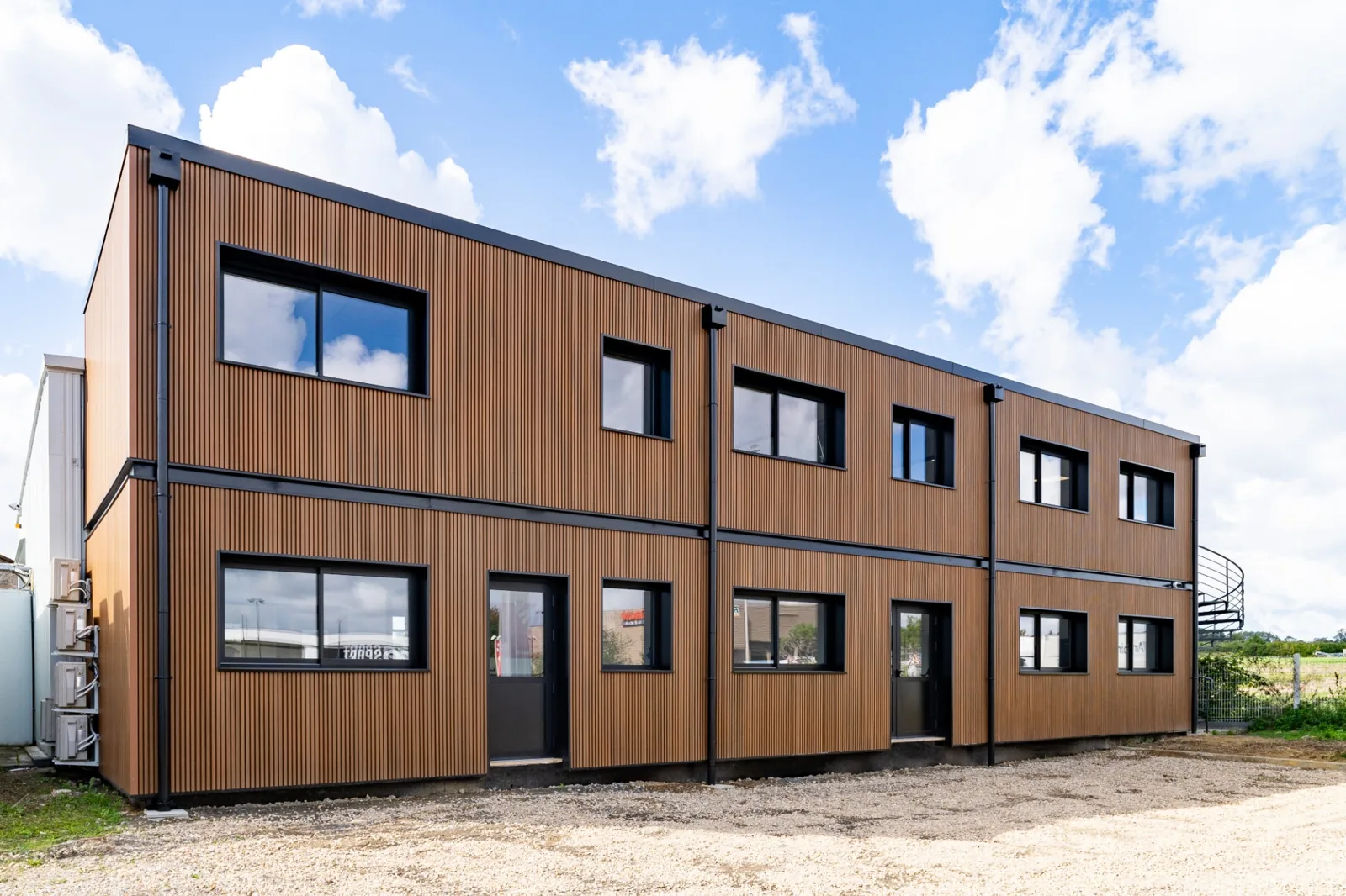 Façade vitrée du bâtiment de bureaux modulaires Leaseway à Orgeval
