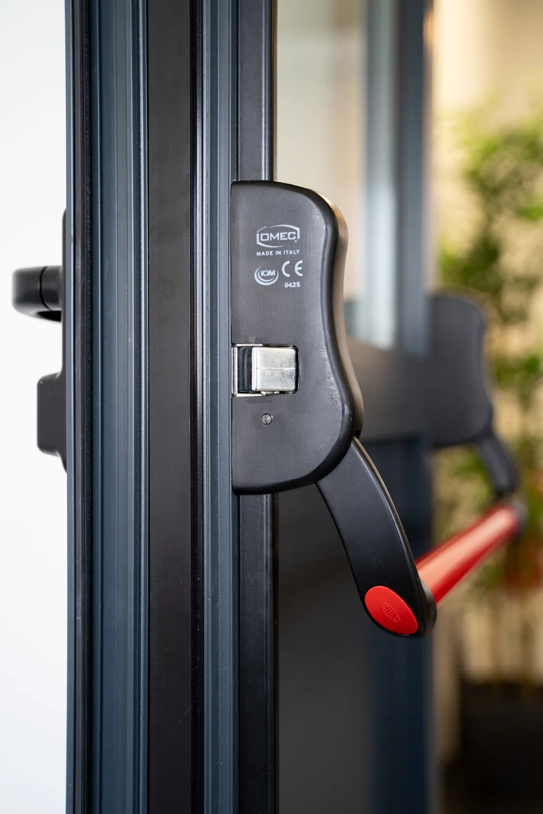 Lecteur de badge sur la porte des bureaux modulaires Leaseway à Orgeval