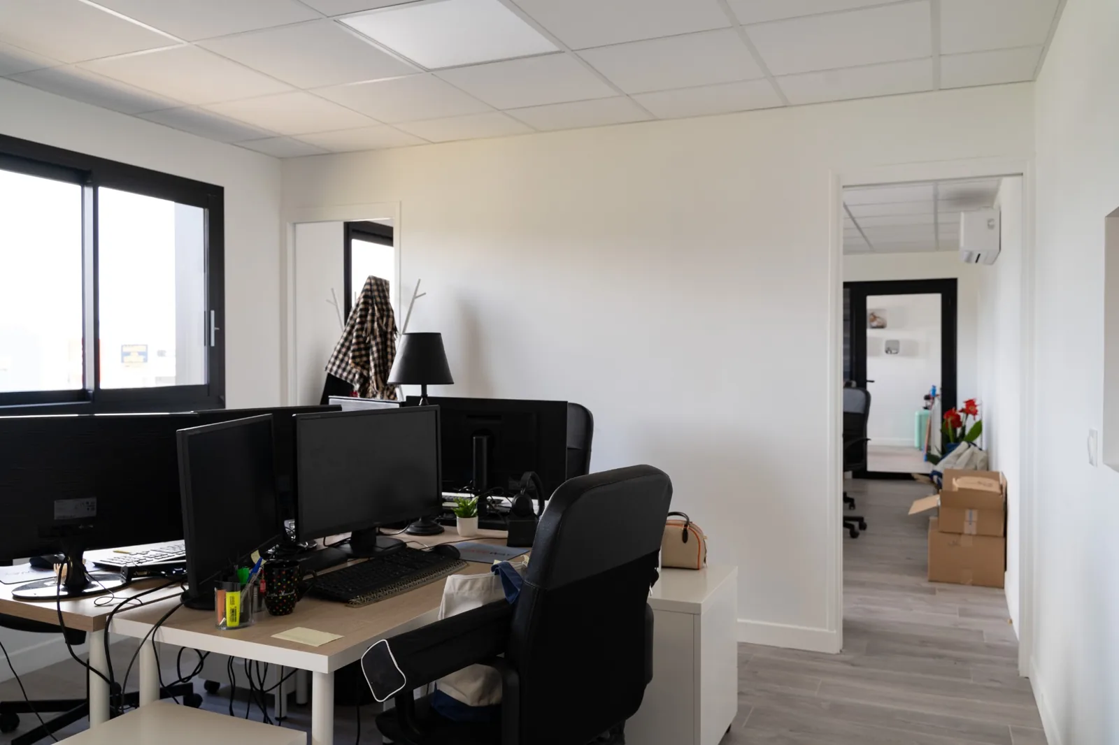 Postes de travail et fenêtres dans les bureaux modulaires Leaseway à Orgeval
