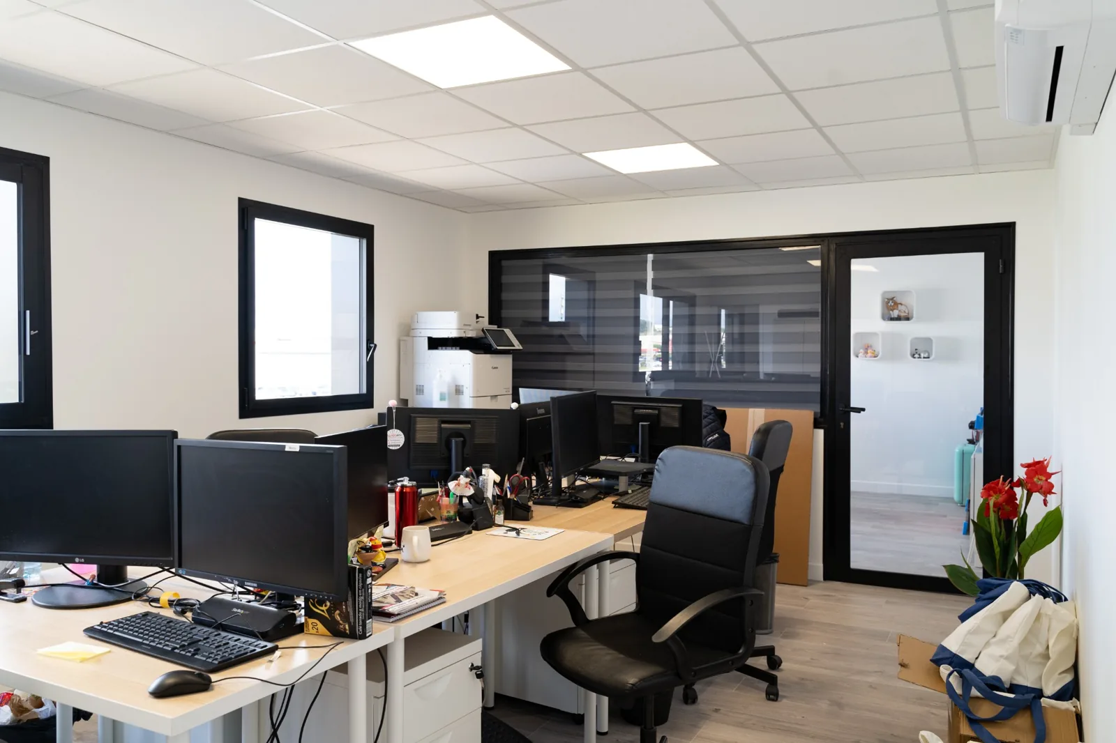 Bureau équipé de postes informatiques et de climatisation murale chez Leaseway