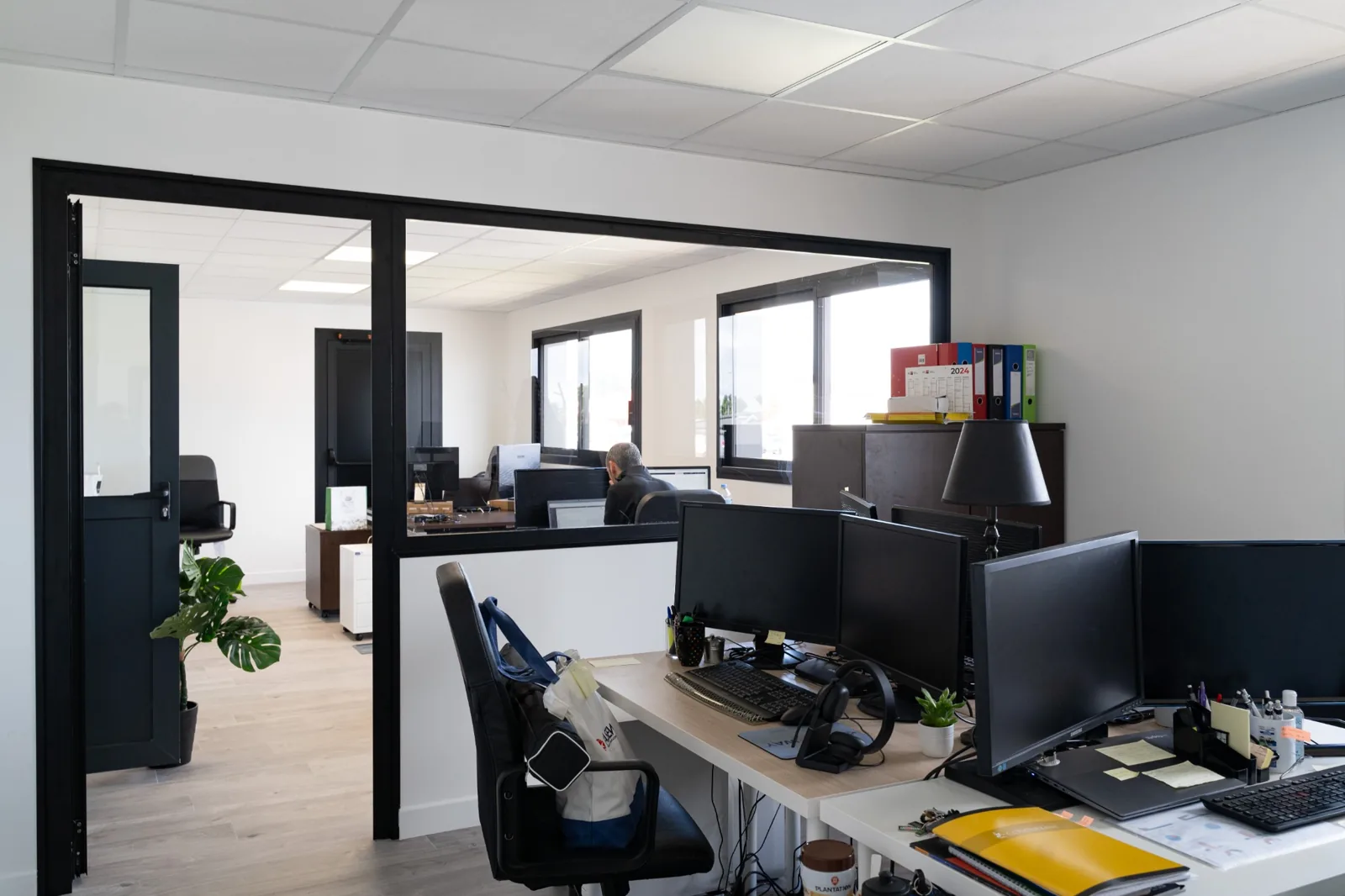 Cloisons vitrées séparant les espaces de travail des bureaux modulaires Leaseway