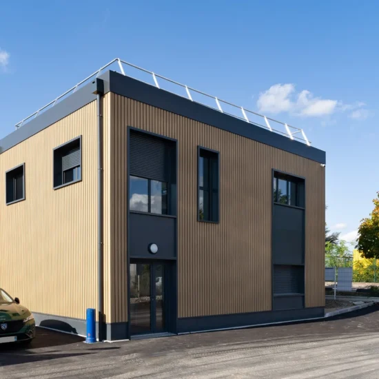 Vue extérieure des bureaux modulaires Cise TP à Rosny-sur-Seine, façade en bardage vertical