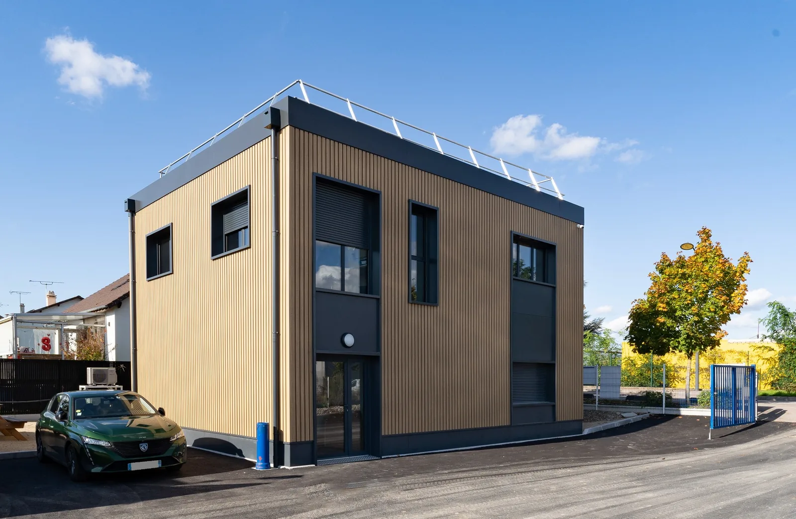 Vue extérieure des bureaux modulaires Cise TP à Rosny-sur-Seine, façade en bardage vertical