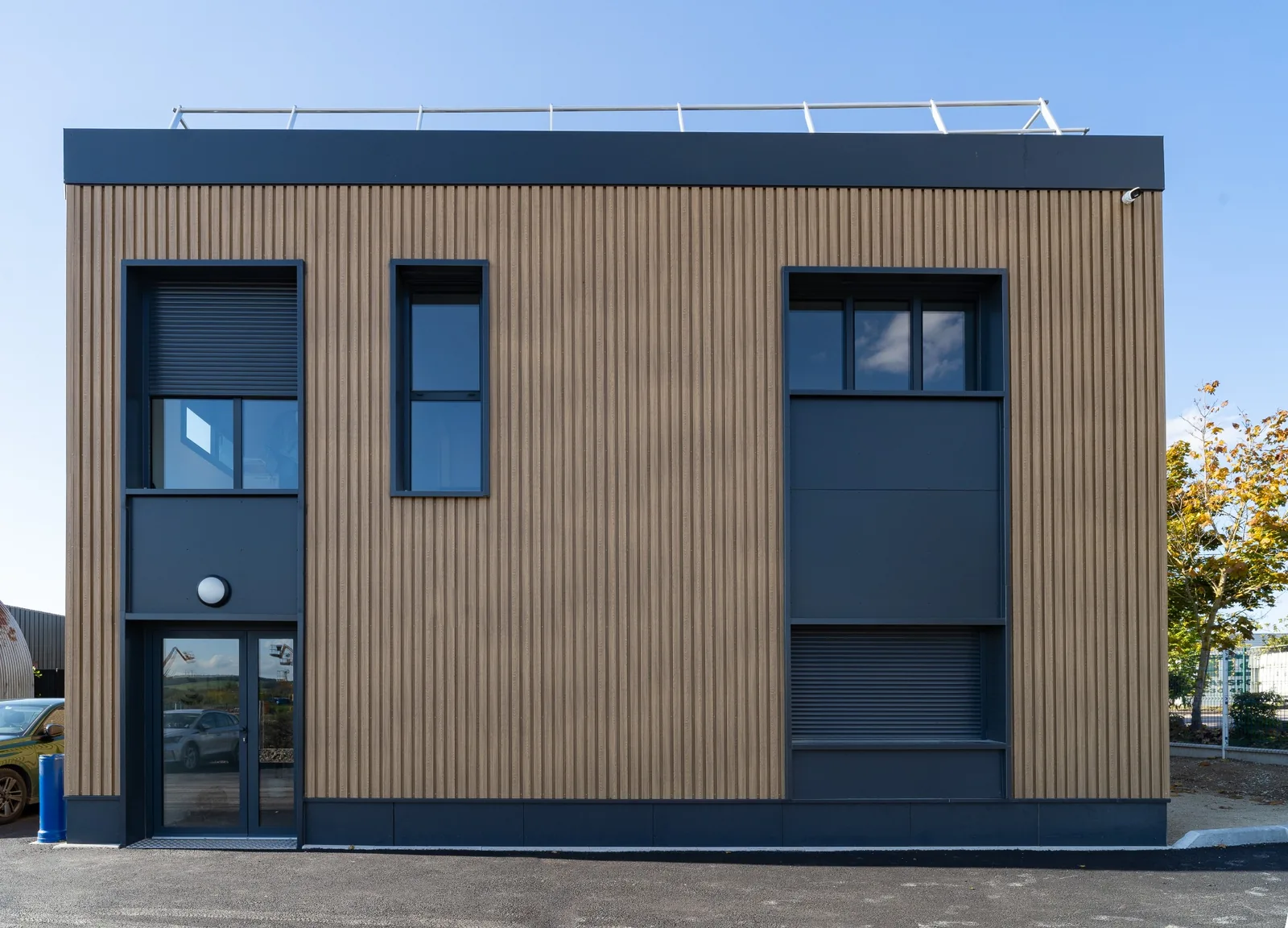 Façade et entrée des bureaux modulaires Cise TP à Rosny-sur-Seine