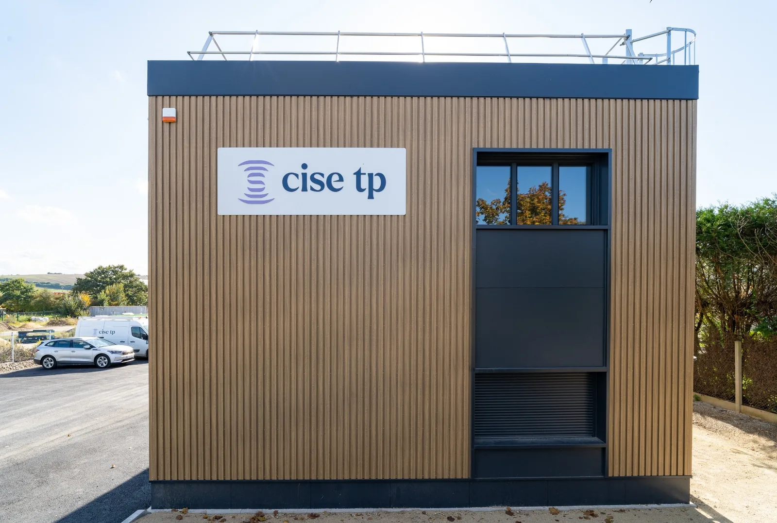 Façade avec enseigne Cise TP des bureaux modulaires à Rosny-sur-Seine