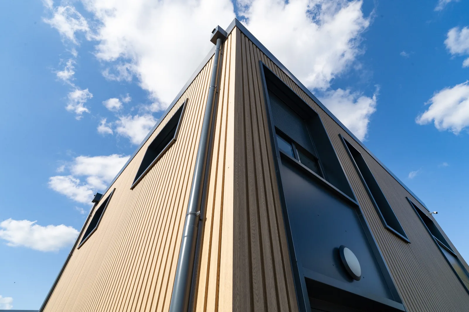 Détail du bardage vertical et des angles du bâtiment modulaire Cise TP