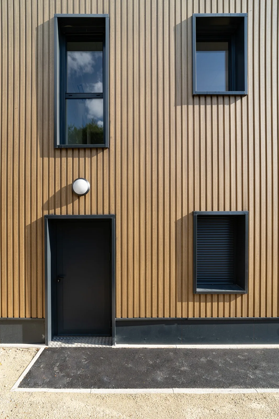Entrée et fenêtres des bureaux modulaires Cise TP à Rosny-sur-Seine