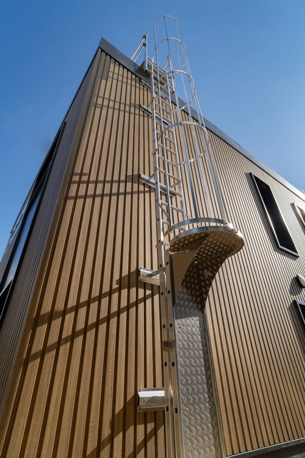 Échelle extérieure et garde-corps en toiture du bâtiment modulaire Cise TP