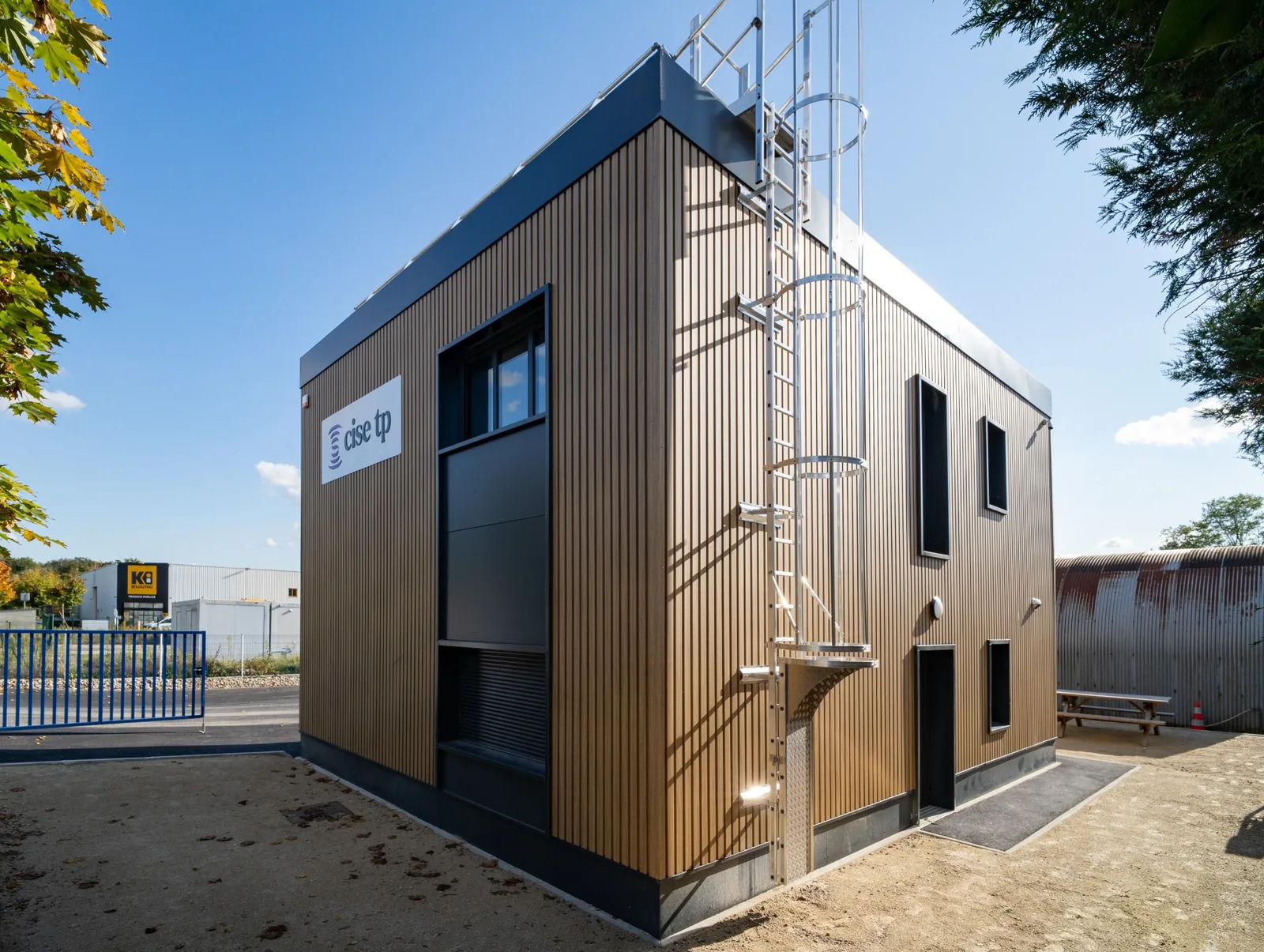 Vue arrière des bureaux modulaires Cise TP à Rosny-sur-Seine