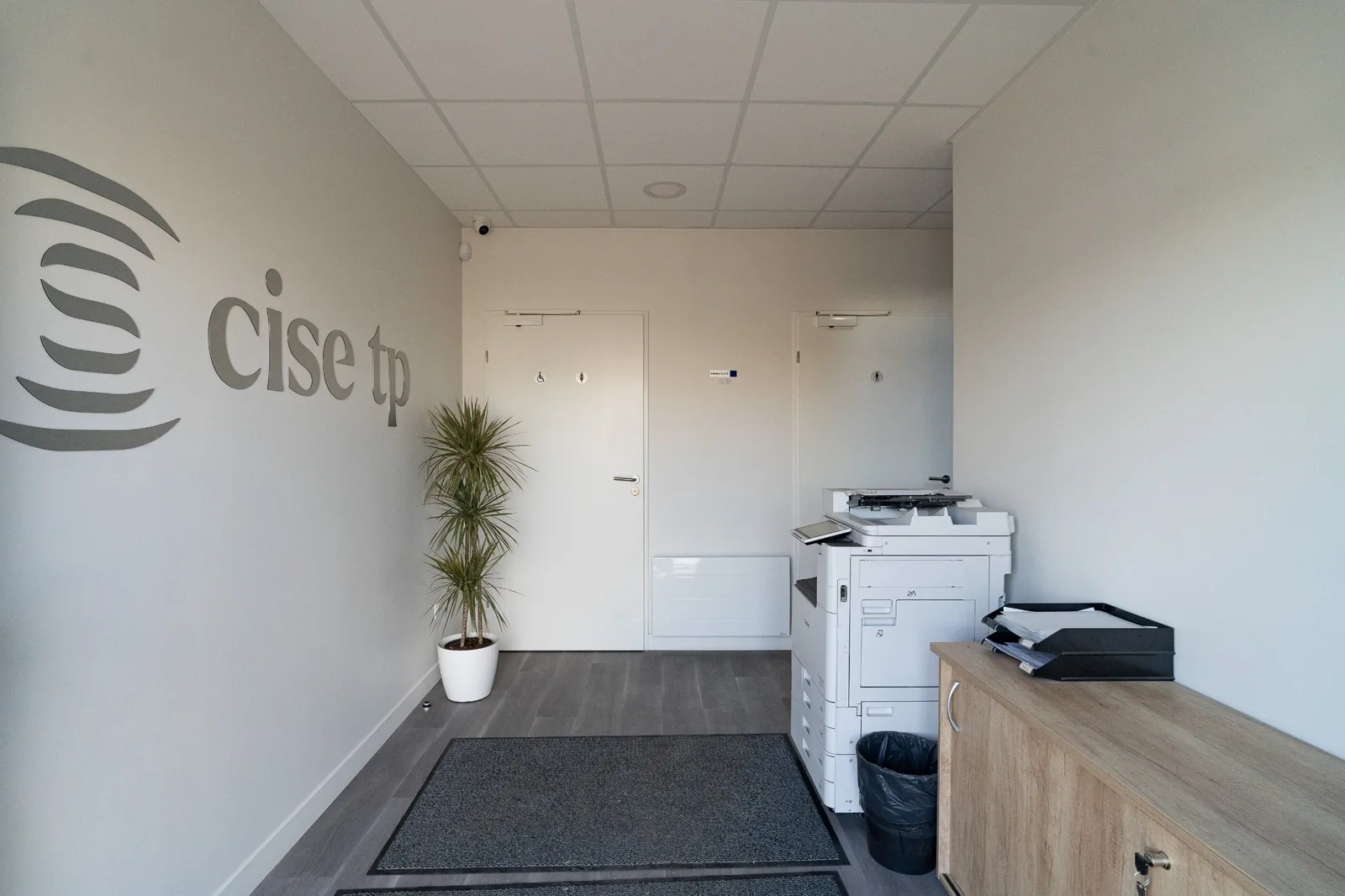 Accueil intérieur des bureaux modulaires Cise TP à Rosny-sur-Seine