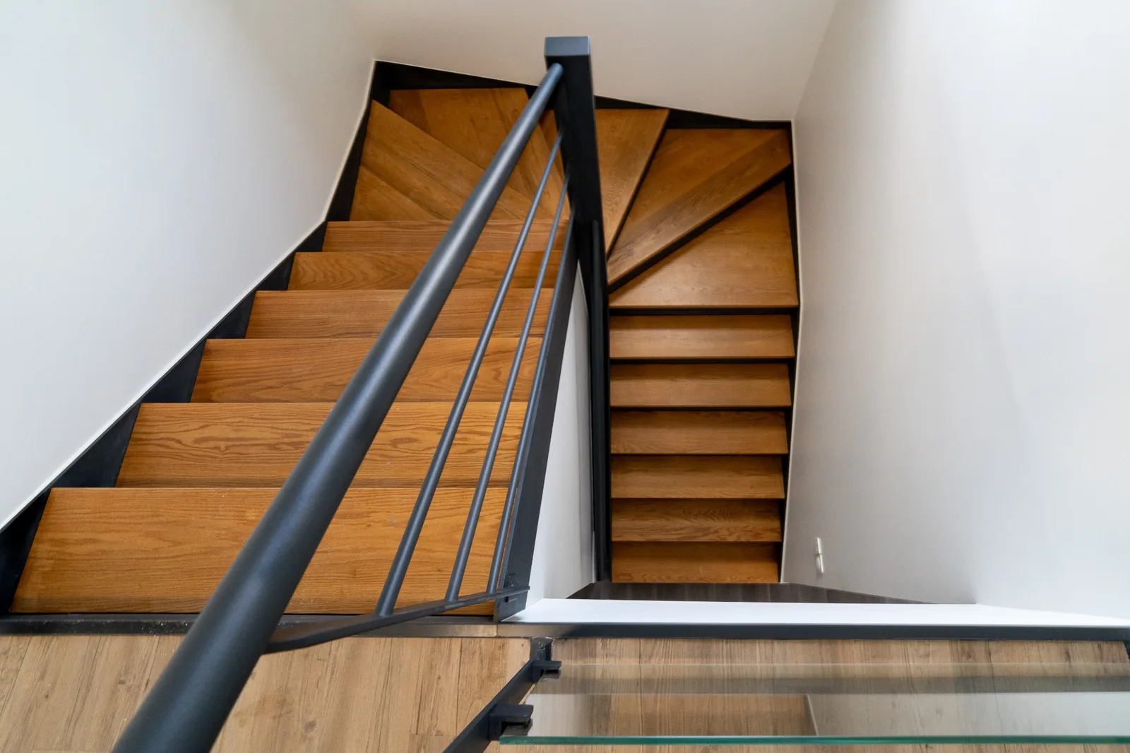 Escalier intérieur en bois des bureaux modulaires Cise TP