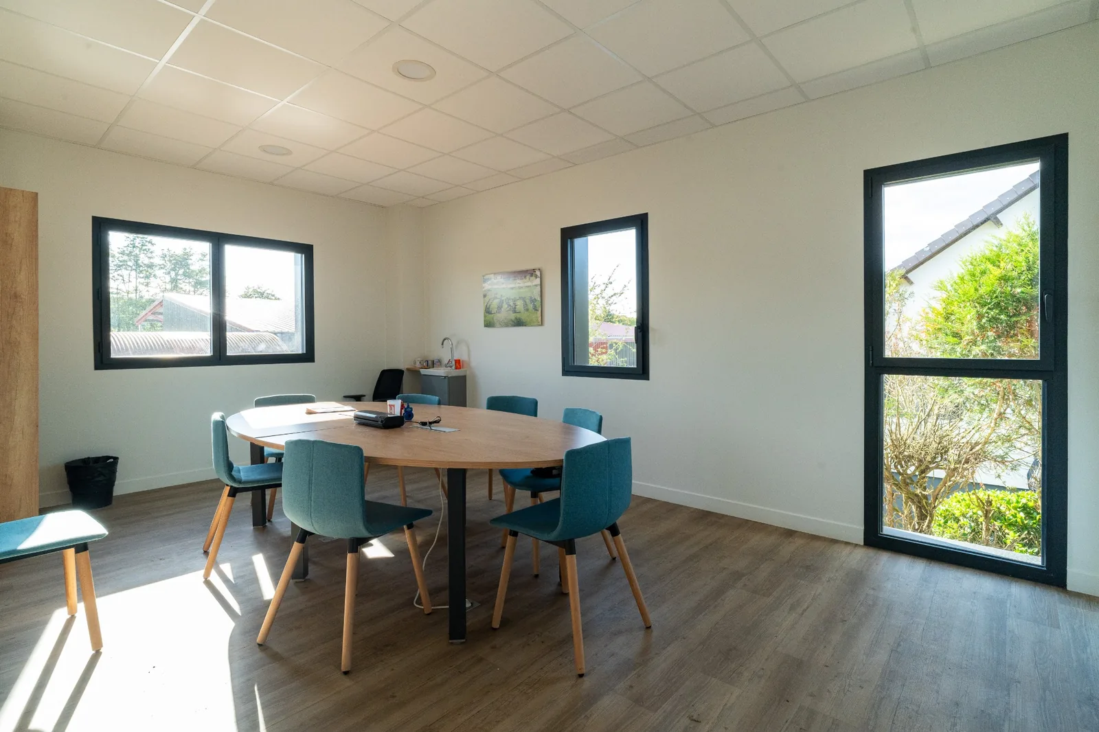 Salle de réunion lumineuse des bureaux modulaires Cise TP à Rosny-sur-Seine