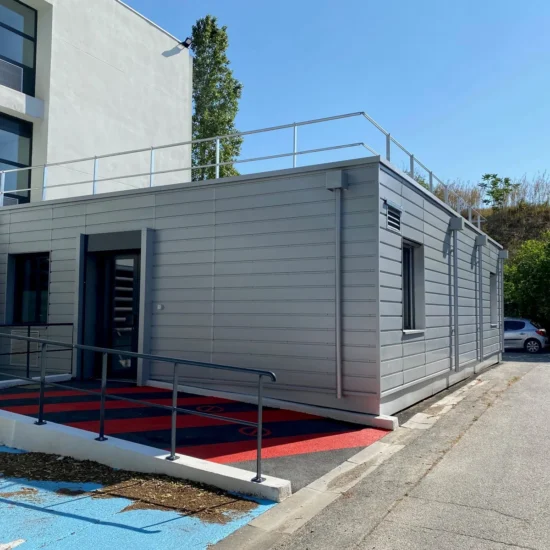 Façade grise et rampe d’accès de l’extension modulaire du service d’odontologie de l’AP-HM à l’hôpital de la Timone