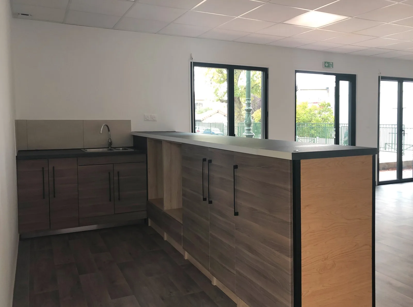 Comptoir avec rangements et kitchenette du local modulaire des boulistes à Clamart