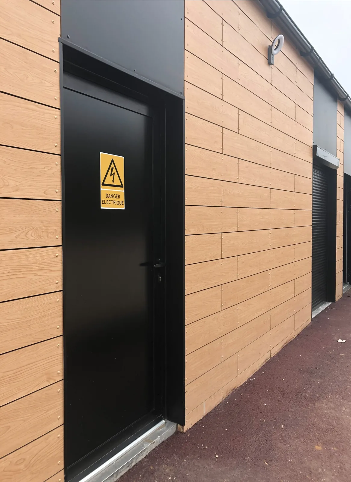 Bardage aspect bois et porte technique du club des boulistes modulaire à Clamart