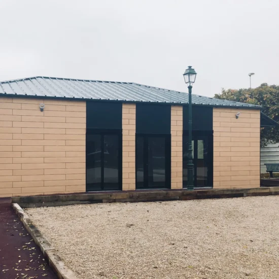 Façade en bardage aspect bois et baies vitrées du local des boulistes modulaire à Clamart