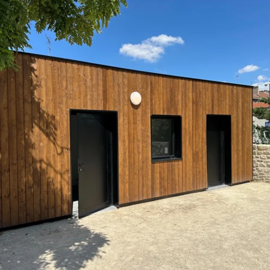 Façade en bois du local associatif modulaire des boulistes à Saint-Ouen-sur-Seine
