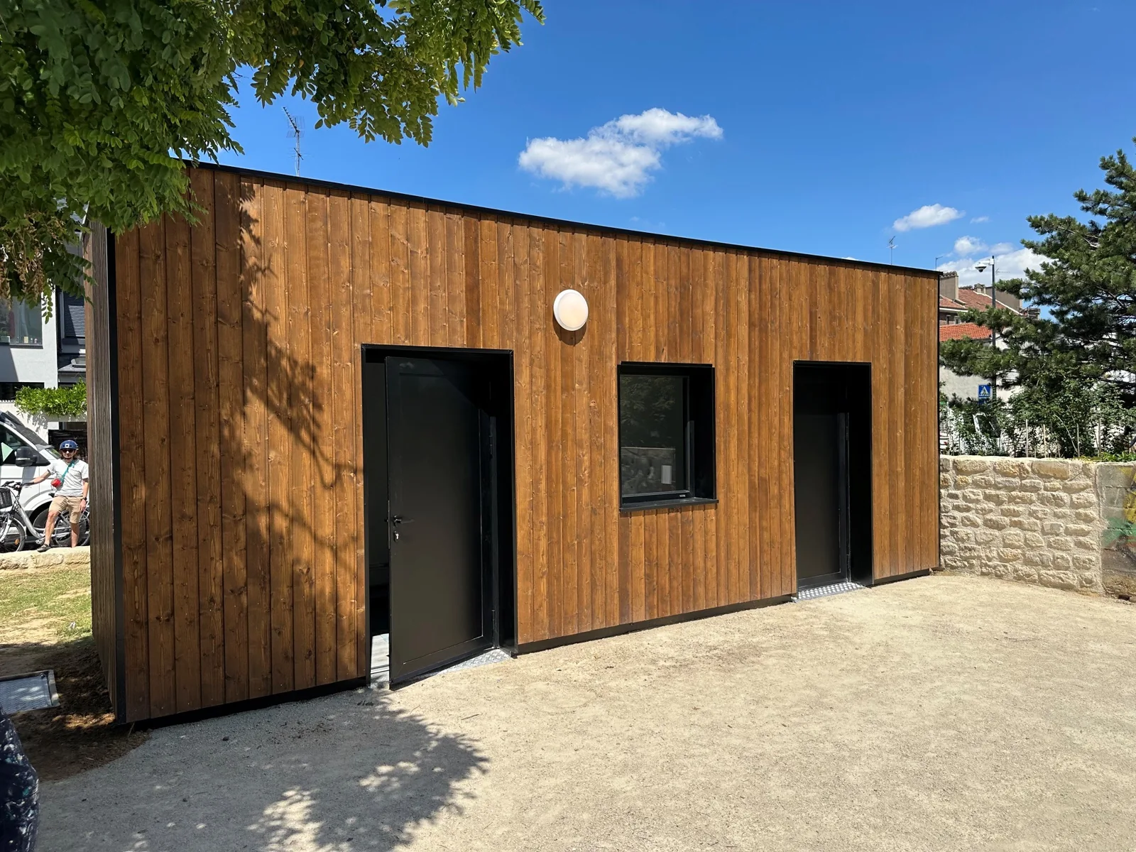 Façade en bois du local associatif modulaire des boulistes à Saint-Ouen-sur-Seine