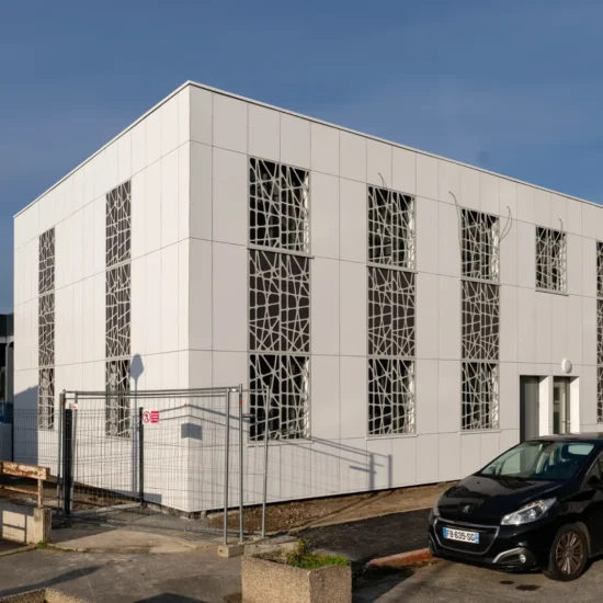 Bâtiment modulaire du SMUR à Colombes sur deux niveaux avec façade blanche et protections ajourées