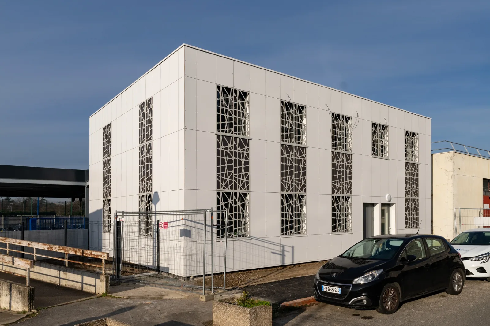 Bâtiment modulaire du SMUR à Colombes sur deux niveaux avec façade blanche et protections ajourées
