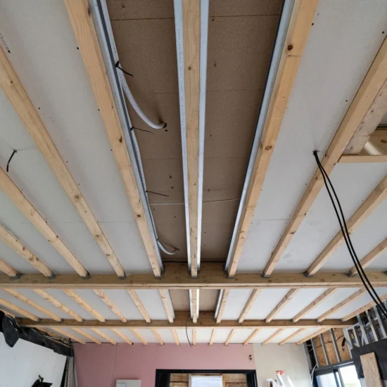 Ossature bois du plafond et passage des réseaux pendant la construction de la maison à Villennes-sur-Seine