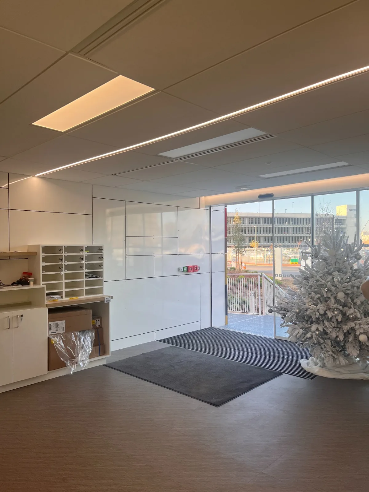 Entrée et circulation intérieure des bureaux modulaires Sanofi à Vitry-sur-Seine