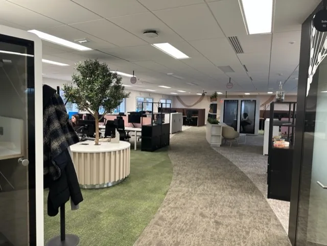 Espace de travail des bureaux modulaires Sanofi à Vitry-sur-Seine avec postes et rangements