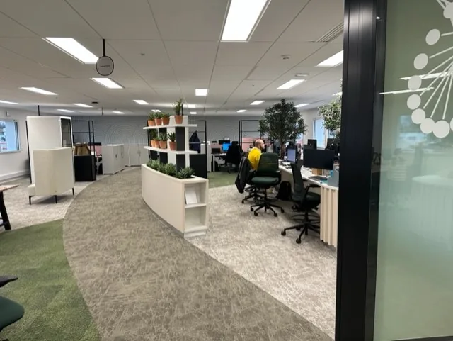 Bureaux aménagés et circulation intérieure du bâtiment modulaire Sanofi à Vitry-sur-Seine