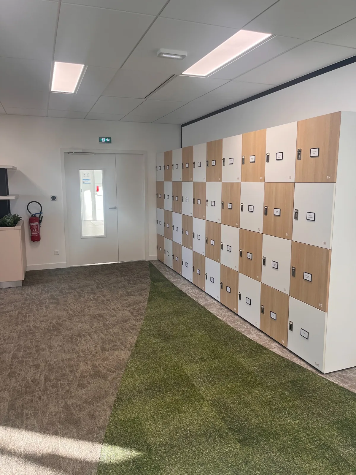 Casiers de rangement dans les bureaux modulaires Sanofi à Vitry-sur-Seine